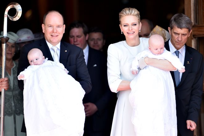 El príncipe Alberto y la princesa Charlene salen del templo con sus hijos en brazos.