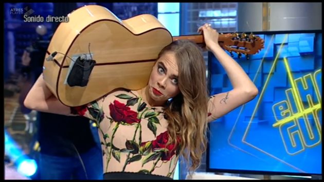 cara delevigne toca la guitarra