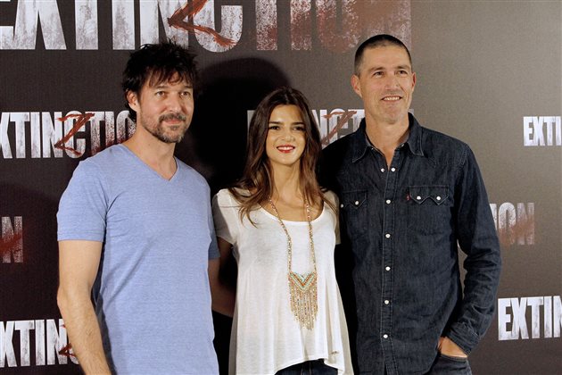 Clara Lago ha presentado 'Extinction' junto a Matthew Fox y el director, Miguel Ángel Vivas