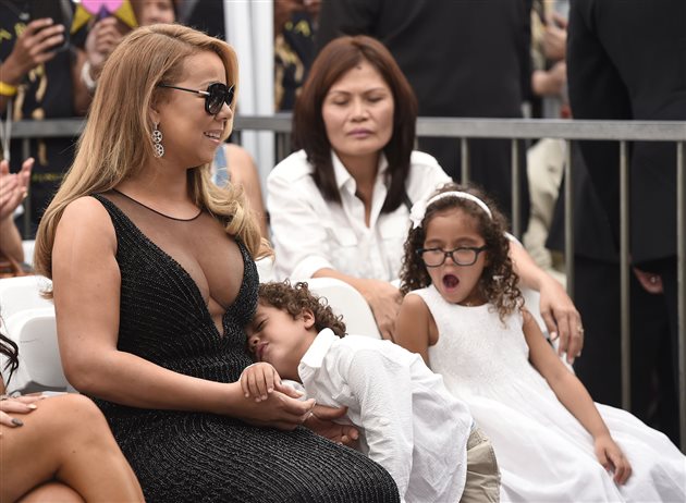 Los hijos de Mariah Carey se aburren en el homenaje a su madre