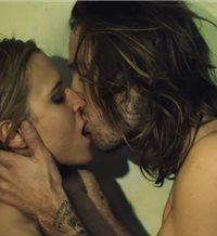 Ana Fernández se come a besos a su novio en el nuevo vídeo de Marlon