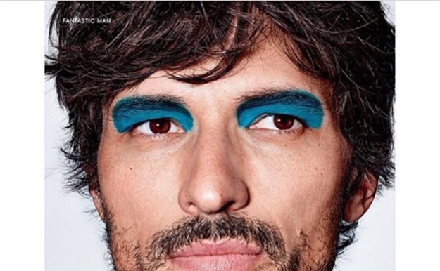Andrés Velencoso prueba las últimas tendencias en maquillaje