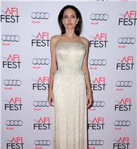 Angelina Jolie se enfada con Hollywood