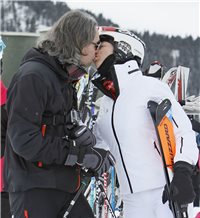 Belén Rueda y Roger, besos en la nieve