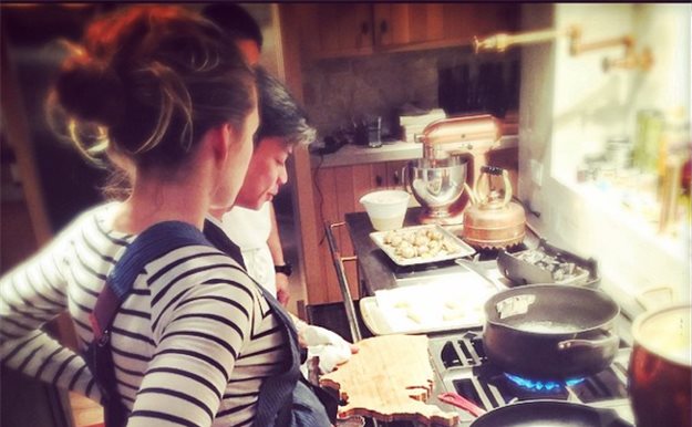 Una Blake Lively embarazadísima recibe clases de cocina ¡de un ‘Top Chef’!