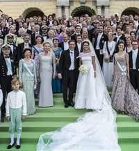 Magdalena de Suecia y Chris O'Neill posan con los invitados a su preciosa boda