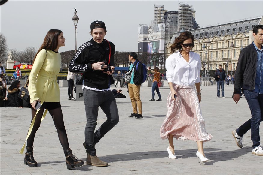 Brooklyn Beckham, Sonia Ben-Ammar y Victoria Beckham visitan el Louvre
