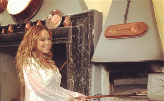 Mariah Carey nos sorprende con su ‘discreto modelito’ para cocinar pizza