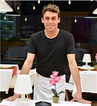 Así es Juanjo, el camarero que hará la competencia a Matías en ‘First Dates’