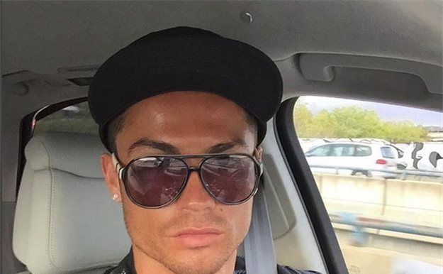 Cristiano Ronaldo se hace un 'selfie' mientras conduce