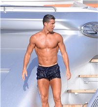  Cristiano Ronaldo se divierte con unas amigas en alta mar
