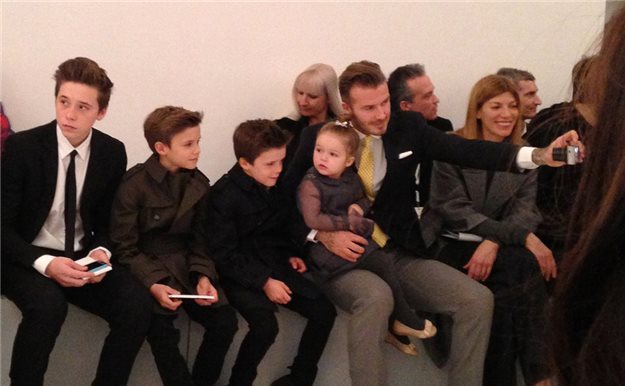 La familia Beckham al completo arropa a Victoria