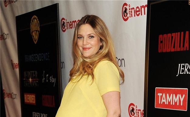 Drew Barrymore presume de embarazo en la alfombra roja
