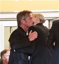 El beso entre Sean Penn y Charlize Theron