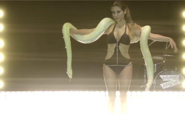 ¿Qué hace Elena Tablada vestida como una stripper y con una serpiente?