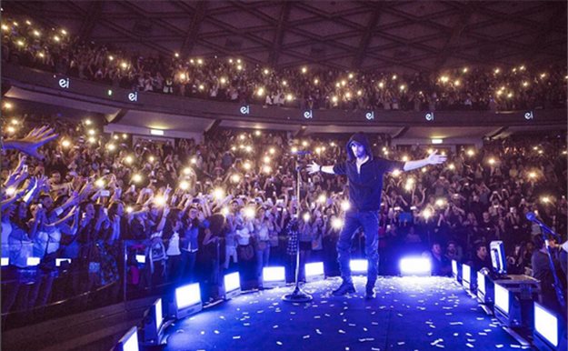 Enrique Iglesias: sujetadores y azotes con pescados venenosos tras su concierto en Sri Lanka