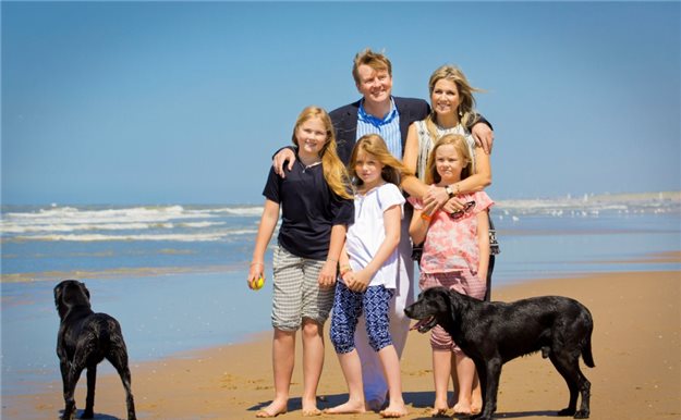 Máxima de Holanda posa con su familia en la playa