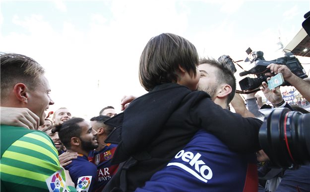 Las imágenes más tiernas de Piqué celebrando el título de liga