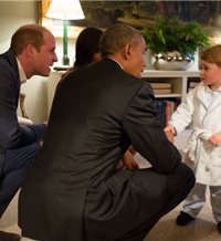 George, en pijama y bata, le da las buenas noches a Obama