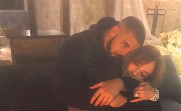 El beso que confirma el romance de Jennifer Lopez y Drake