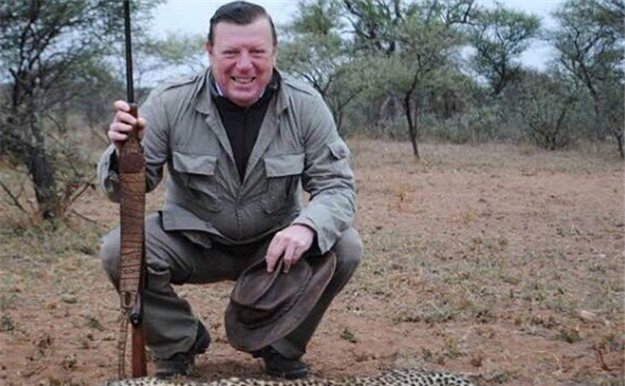 César Cadaval incendia la Red con una foto con un guepardo cazado 