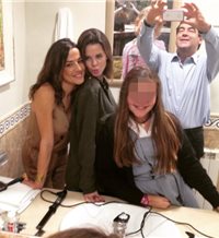 José Bono posa con sus hijas tras el programa de Bertín Osborne