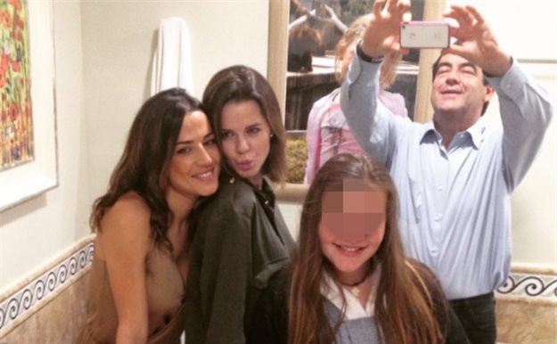 José Bono posa con sus hijas tras el programa de Bertín Osborne