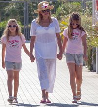 La Baronesa Thyssen, de paseo con sus hijas por Ibiza 