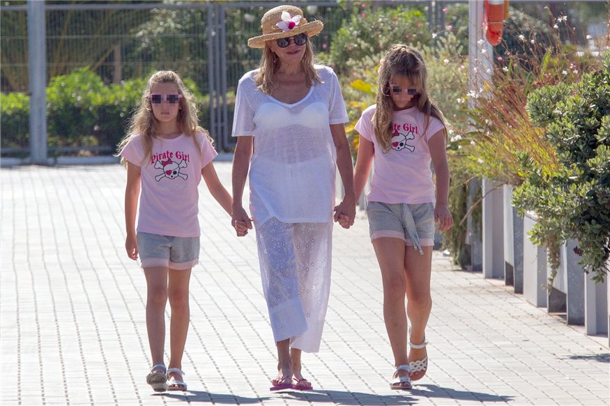 La Baronesa Thyssen, de paseo con sus hijas por ibiza