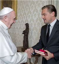 ¿Qué hace Leonardo di Caprio con el Papa?