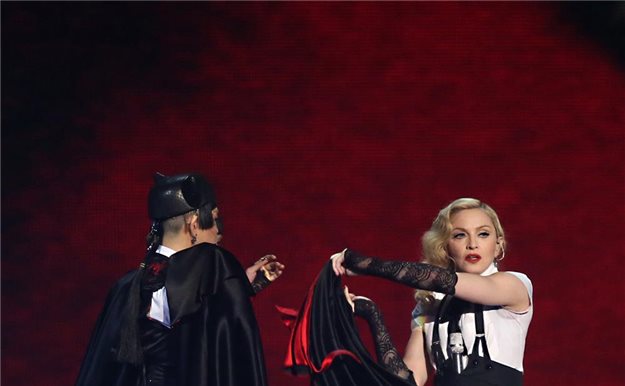 Madonna sufre una aparatosa caída en plena actuación en los Brit Awards