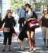 Irina Shayk, de compras con la madre de Bradley Cooper