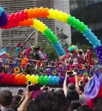 Miguel Ángel Silvestre saca pecho en el Orgullo Gay