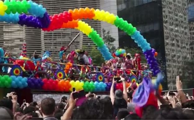 Miguel Ángel Silvestre saca pecho en el Orgullo Gay