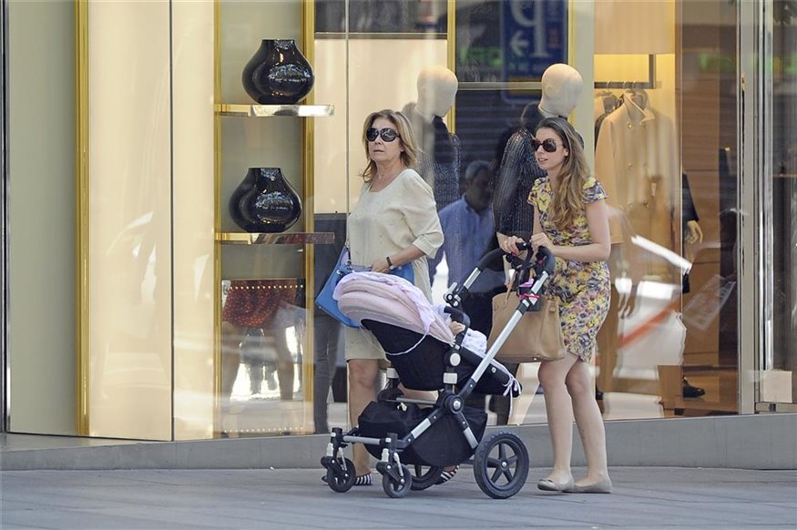 Mila Ximemez pasea con su hija Alba y su nieto