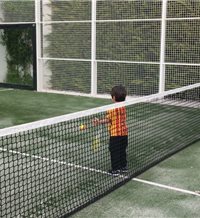 Piqué enseña a Milan a jugar al tenis