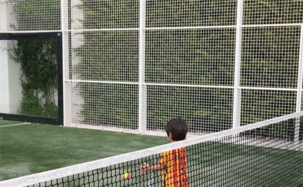 Piqué enseña a Milan a jugar al tenis