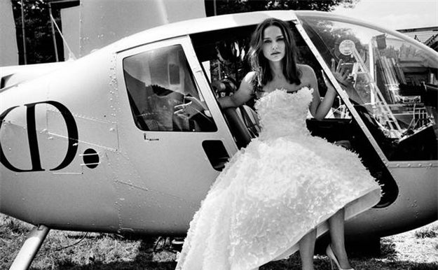 Natalie Portman se escapa de una boda en helicóptero