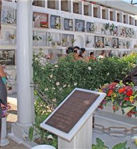 Ortega reaparece en público el Día de Rocío Jurado en el cementerio de Chipiona