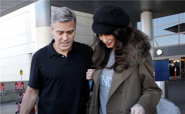 George Clooney: todo atenciones con su esposa embarazada