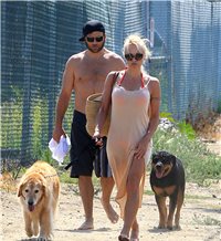 Pamela Anderson secuestró al perro de su marido para que le concediera el divorcio