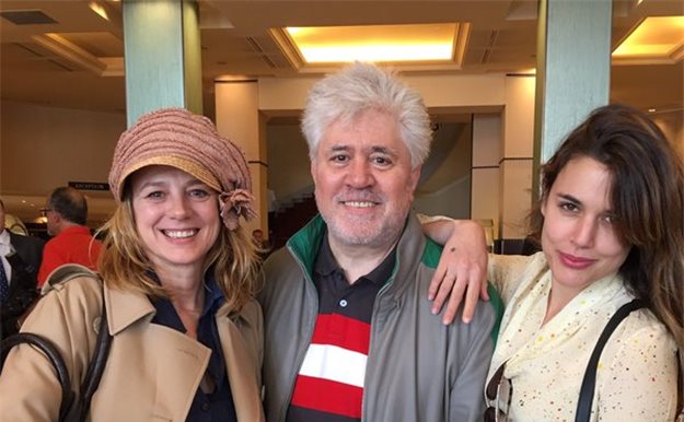 Pedro Almodóvar y sus 'Julietas' aterrizan en el Festival de Cannes