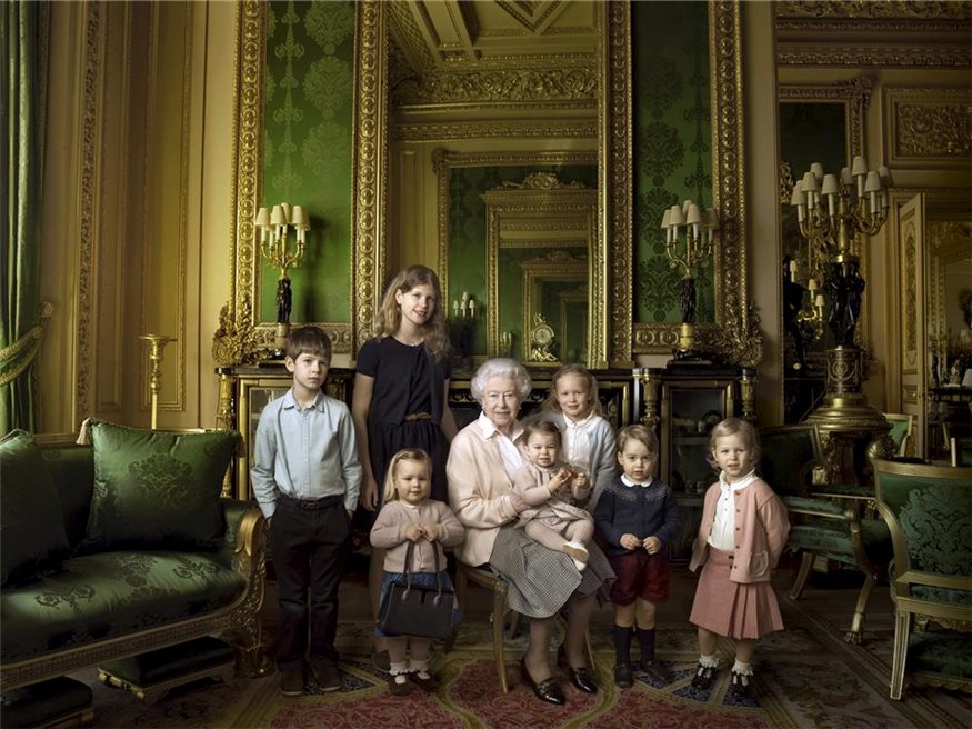 Reina Isabel con sus nietos y bisnietos