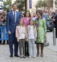 Los Reyes, con sus hijas y la reina Sofía, en la tradicional misa de Pascua