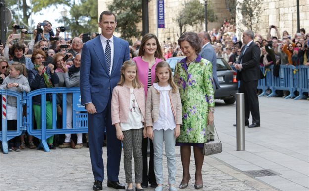 Los Reyes, con sus hijas y la reina Sofía, en la tradicional misa de Pascua