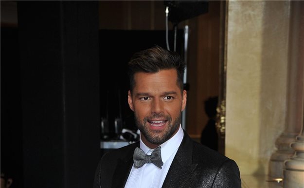 El descuido de Ricky Martin, ¡casi le sale volando ‘el pajarito’!