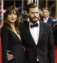 Dakota Johnson y Jamie Dornan brillan en el estreno mundial de ’50 Sombras de Grey’