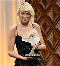 Taylor Swift recibe el premio 'Taylor Swift'