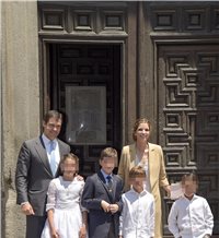 La hija mayor de Luis Alfonso y Margarita Vargas recibe su Primera Comunión 