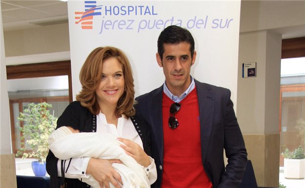 Víctor Janeiro y Beatriz Trapote presentan a su primer hijo